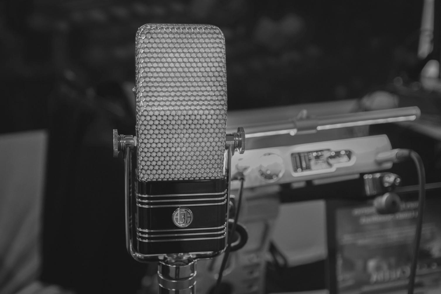 Espacio de trabajo con equipos de streaming y producción audiovisual