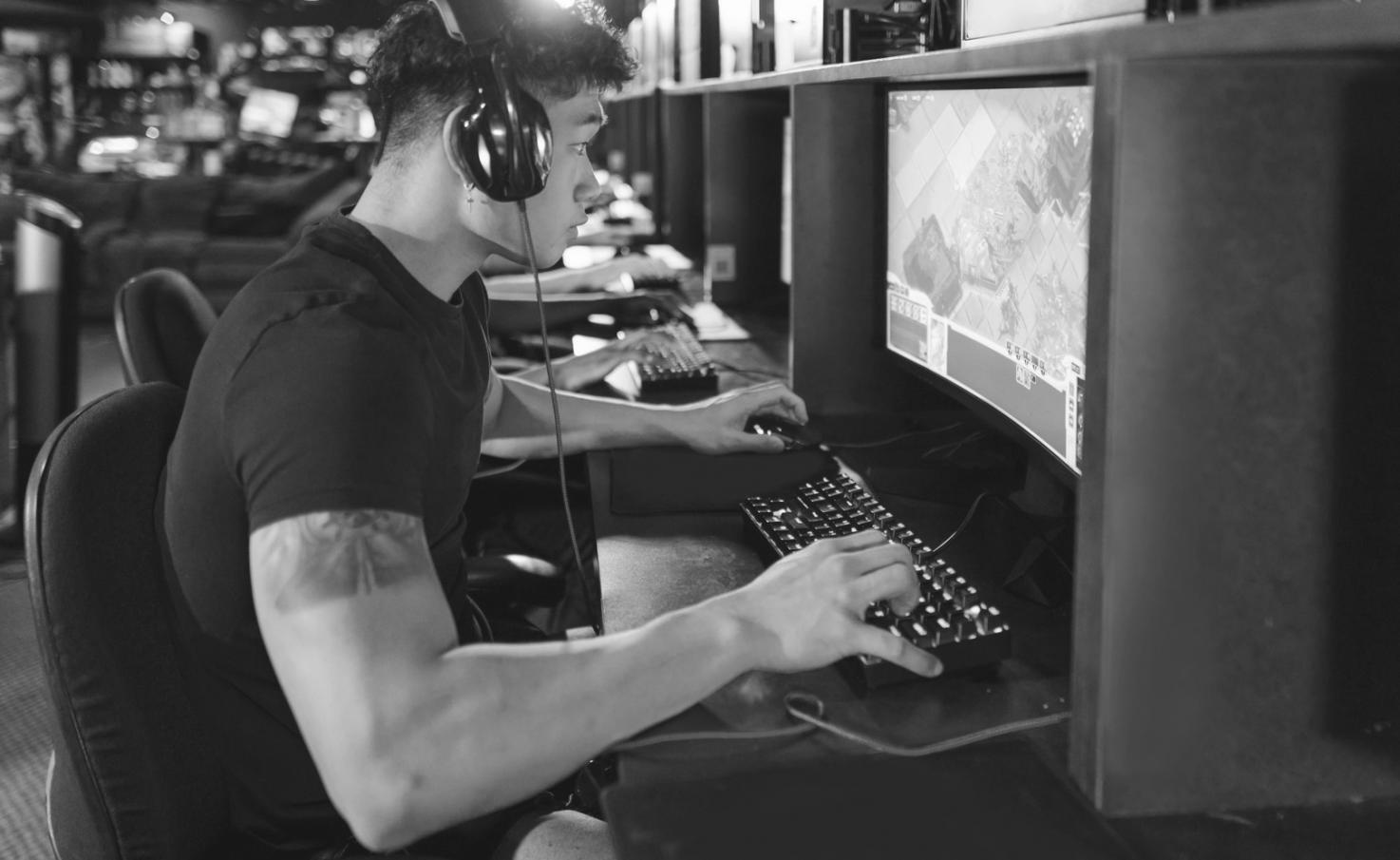 Estudiante practicando técnicas de streaming en estudio profesional